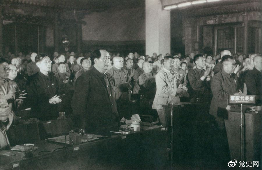 1949年9月30日,毛泽东当选中华人民共和国中央人民政府主席,全场起立,鼓掌祝贺。