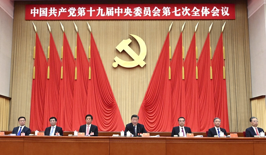 中国共产党第十九届中央委员会第七次全体会议,于2022年10月9日至12日在北京举行。这是习近平、李克强、栗战书、汪洋、王沪宁、赵乐际、韩正等在主席台上。 中国共产党第十九届中央委员会第七次全体会议,于2022年10月9日至12日在北京举行。这是习近平、李克强、栗战书、汪洋、王沪宁、赵乐际、韩正等在主席台上。